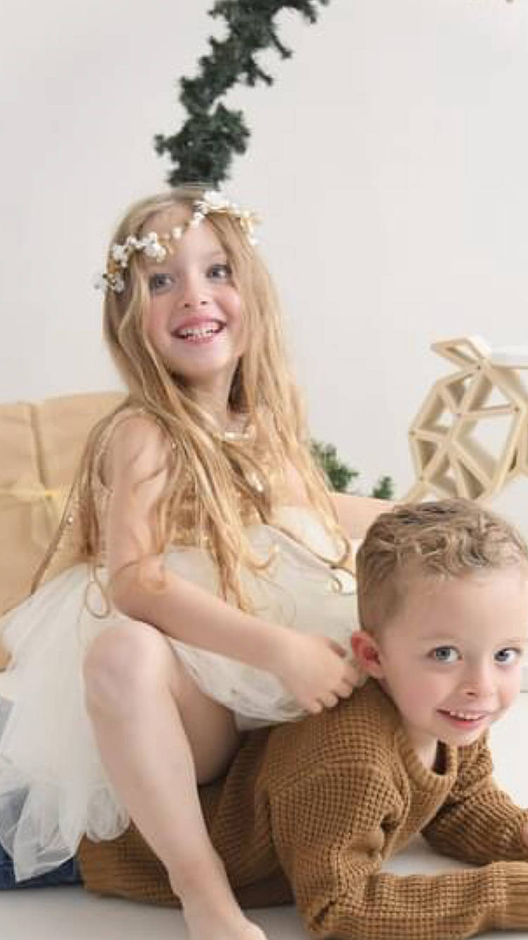 Leana a rejoint le concours — aidez-le/la à gagner de superbes lots ! chair, child, eye, face, facial_expression, fashion, flash_photography, fun, hair, hairstyle, happy, head, joy, leg, long_hair, organ, people, person, shorts, skin