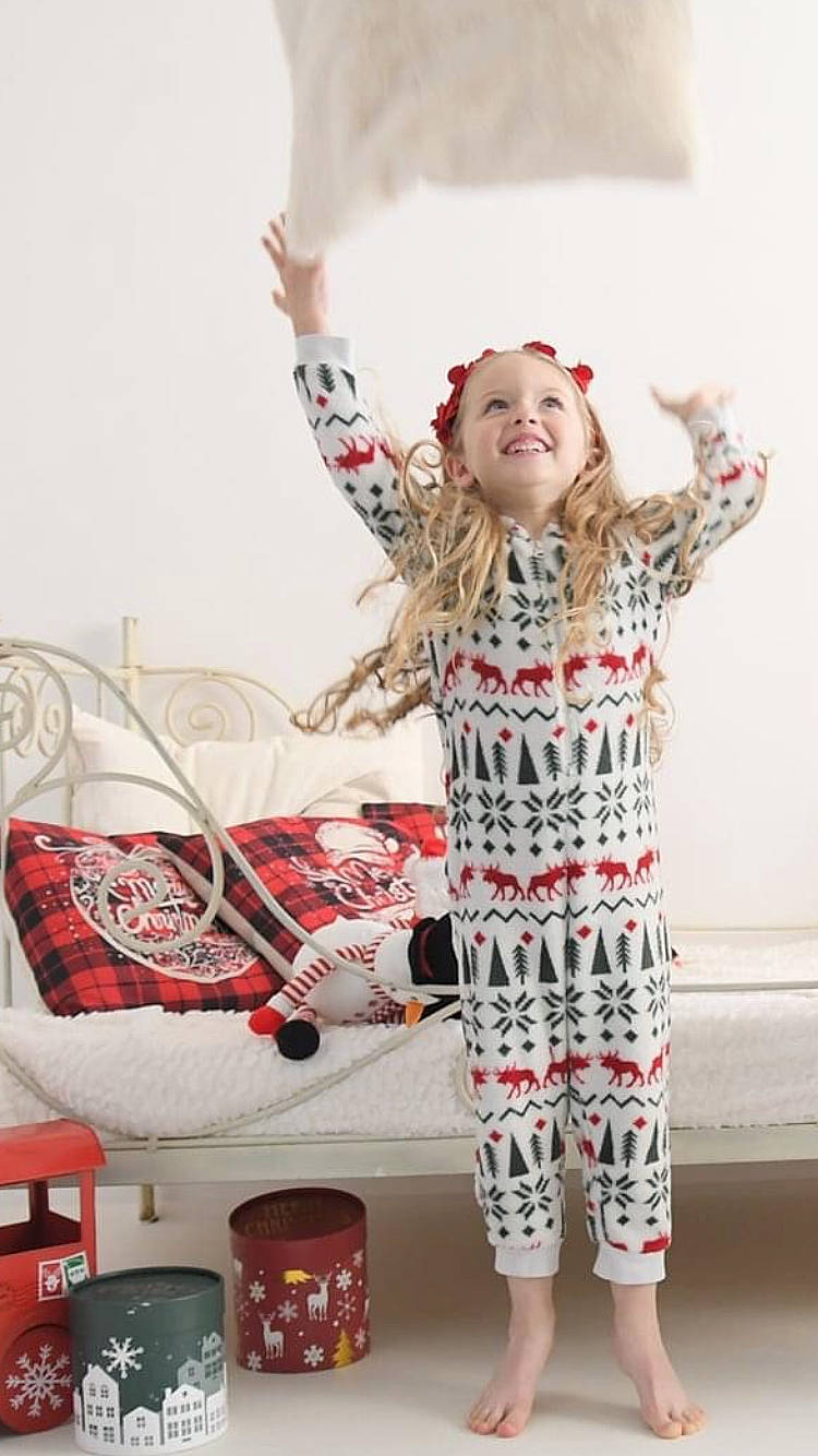 Leana participe au concours pour gagner de l'argent avec cette photo : child, couch, event, fashion_accessory, fashion_design, fun, gesture, happy, holiday, human_leg, joy, knee, pattern, peach, person, pink, room, sleeve, sportswear, t_shirt