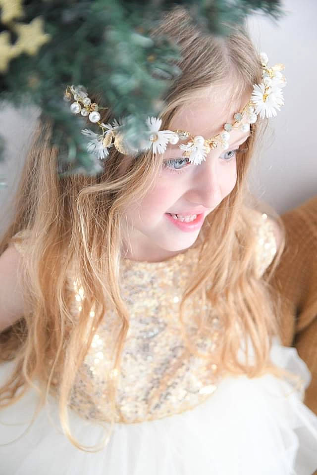 Leana a rejoint le concours — aidez-le/la à gagner de superbes lots ! cool, dress, eyebrow, eyelash, eyewear, fashion, fawn, flash_photography, hair, hairstyle, happy, headgear, headpiece, iris, joy, person, shoulder, sunlight, textile, tiara