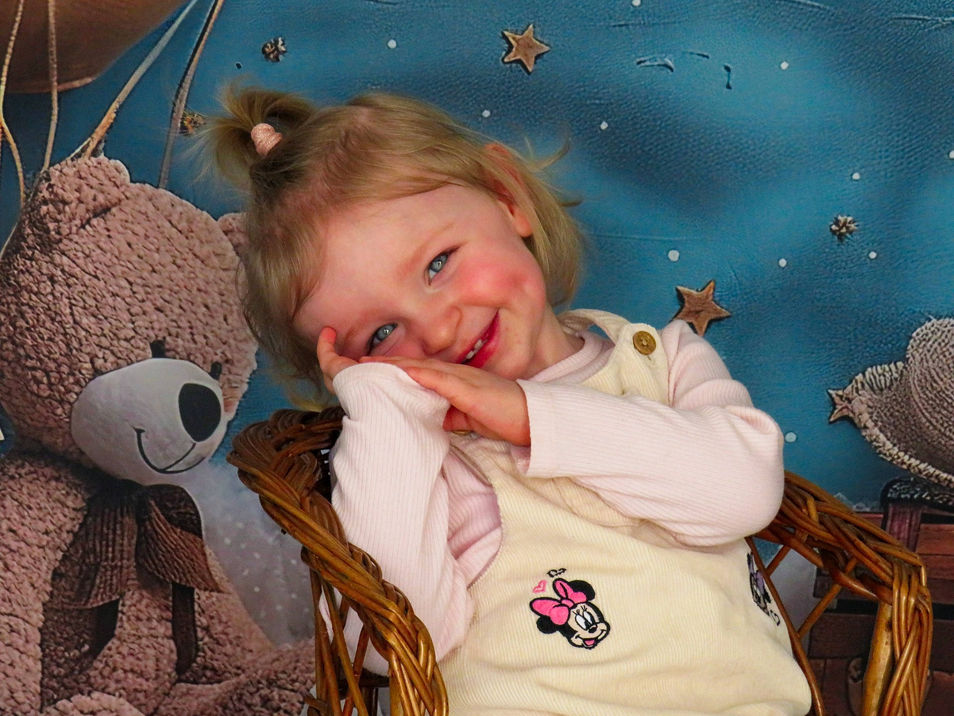 Catalyna participe au concours pour gagner de l'argent avec cette photo : baby, basket, bed, chair, clothing, coat, couch, cushion, face, furniture, happy, head, homedecor, jacket, laughing, person, photography, portrait, smile, toy