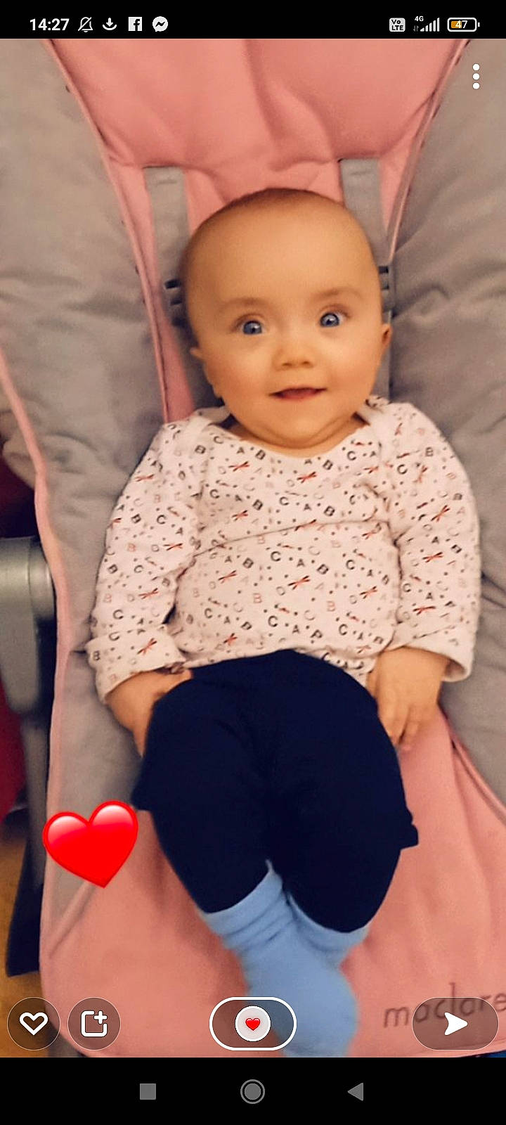 Noélya a rejoint le concours — aidez-le/la à gagner de superbes lots ! baby, baby_toddler_clothing, cheek, child, comfort, face, finger, happy, human_body, joint, knee, organ, person, pink, skin, sleeve, smile, sock, thigh, toddler