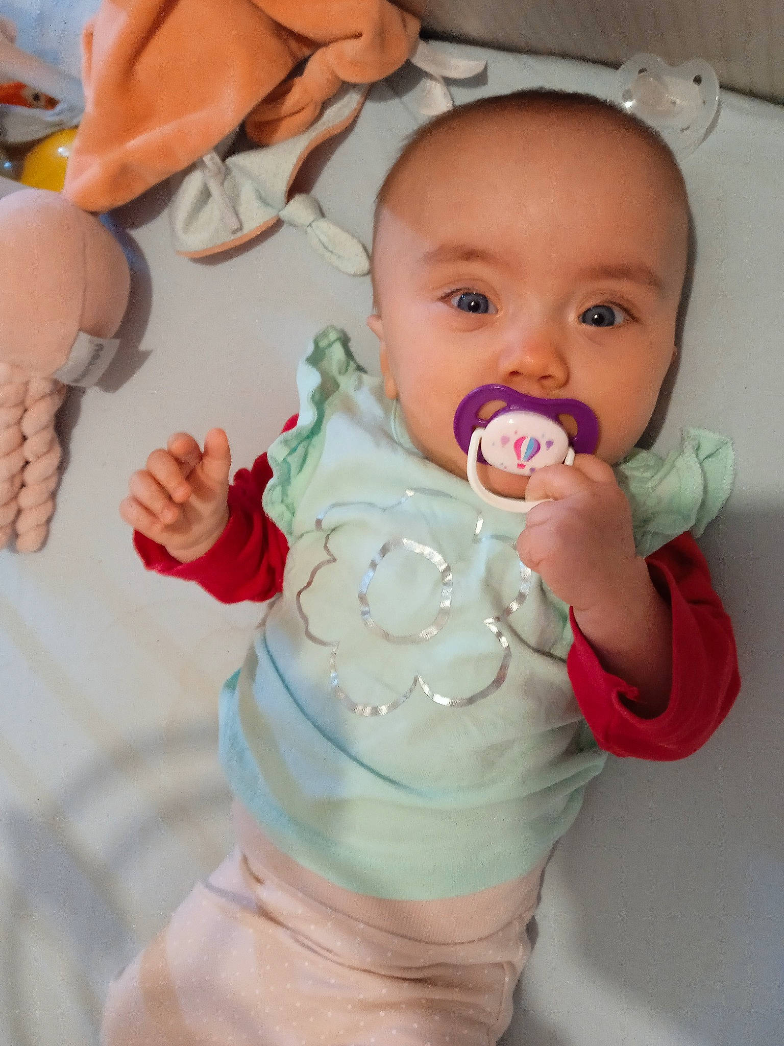 Noélya a rejoint le concours — aidez-le/la à gagner de superbes lots ! baby, baby_toddler_clothing, cheek, child, drinkware, finger, gesture, happy, joint, lip, mouth, nail, neck, nose, organ, person, pink, skin, sleeve, thumb