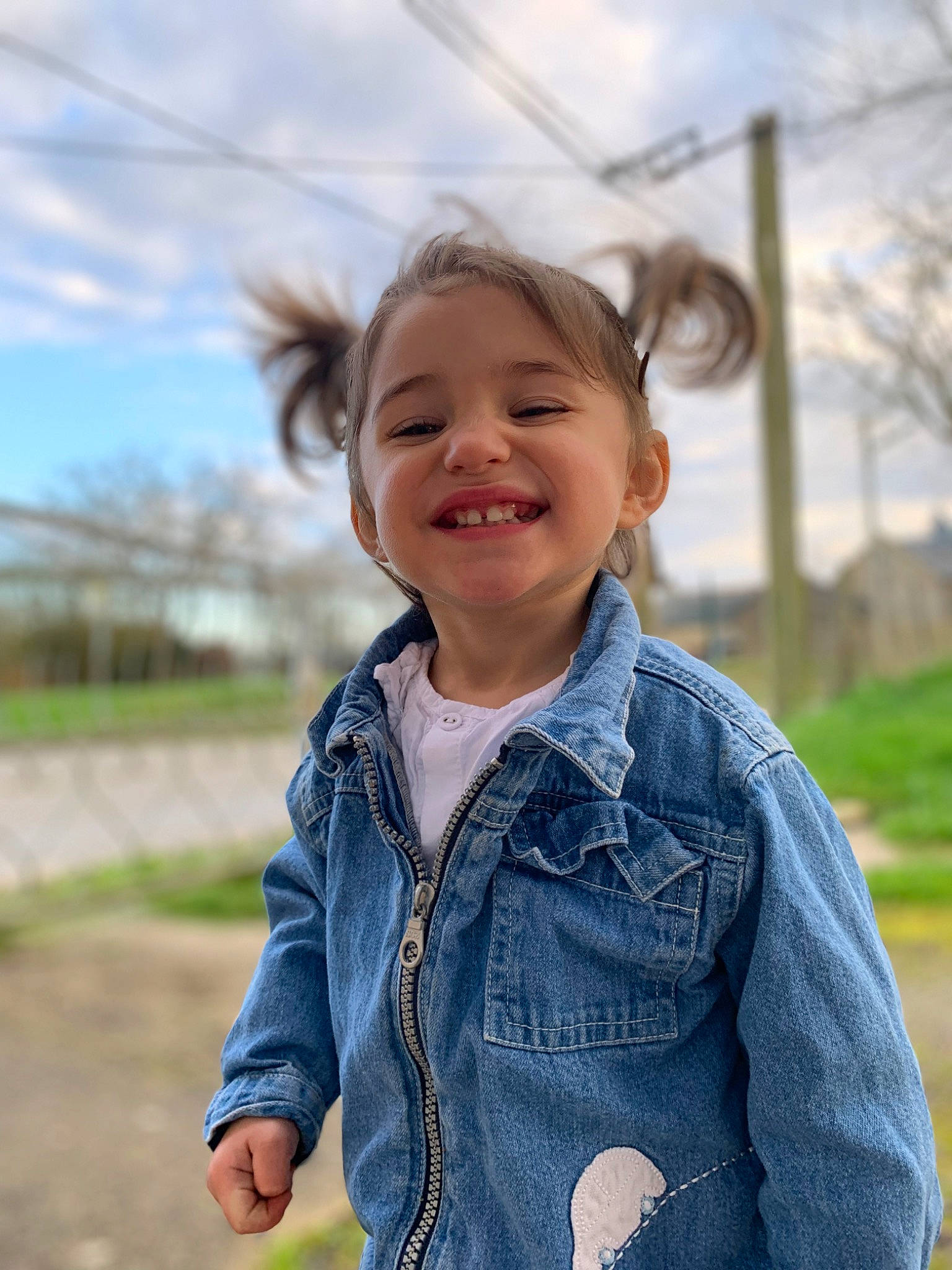 Lina participe au concours pour gagner de l'argent avec cette photo : baby_toddler_clothing, cloud, cool, denim, face, grass, happy, head, iris, joy, neck, outerwear, person, plant, shoulder, skin, sky, sleeve, smile, t_shirt