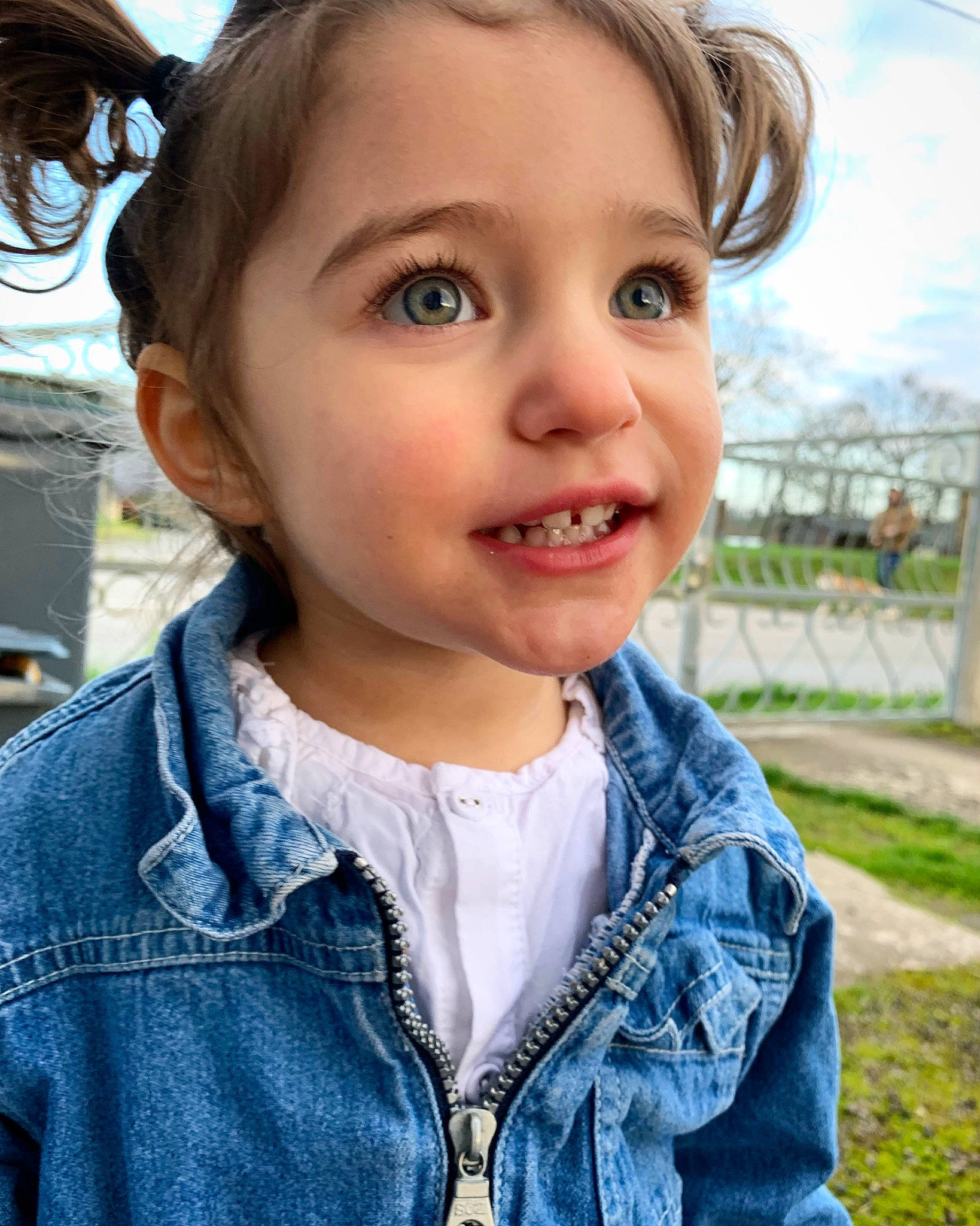 Lina a rejoint le concours — aidez-le/la à gagner de superbes lots ! azure, blue, cheek, eye, eyelash, face, facial_expression, flash_photography, hair, happy, iris, lip, neck, nose, organ, person, skin, sky, sleeve, smile