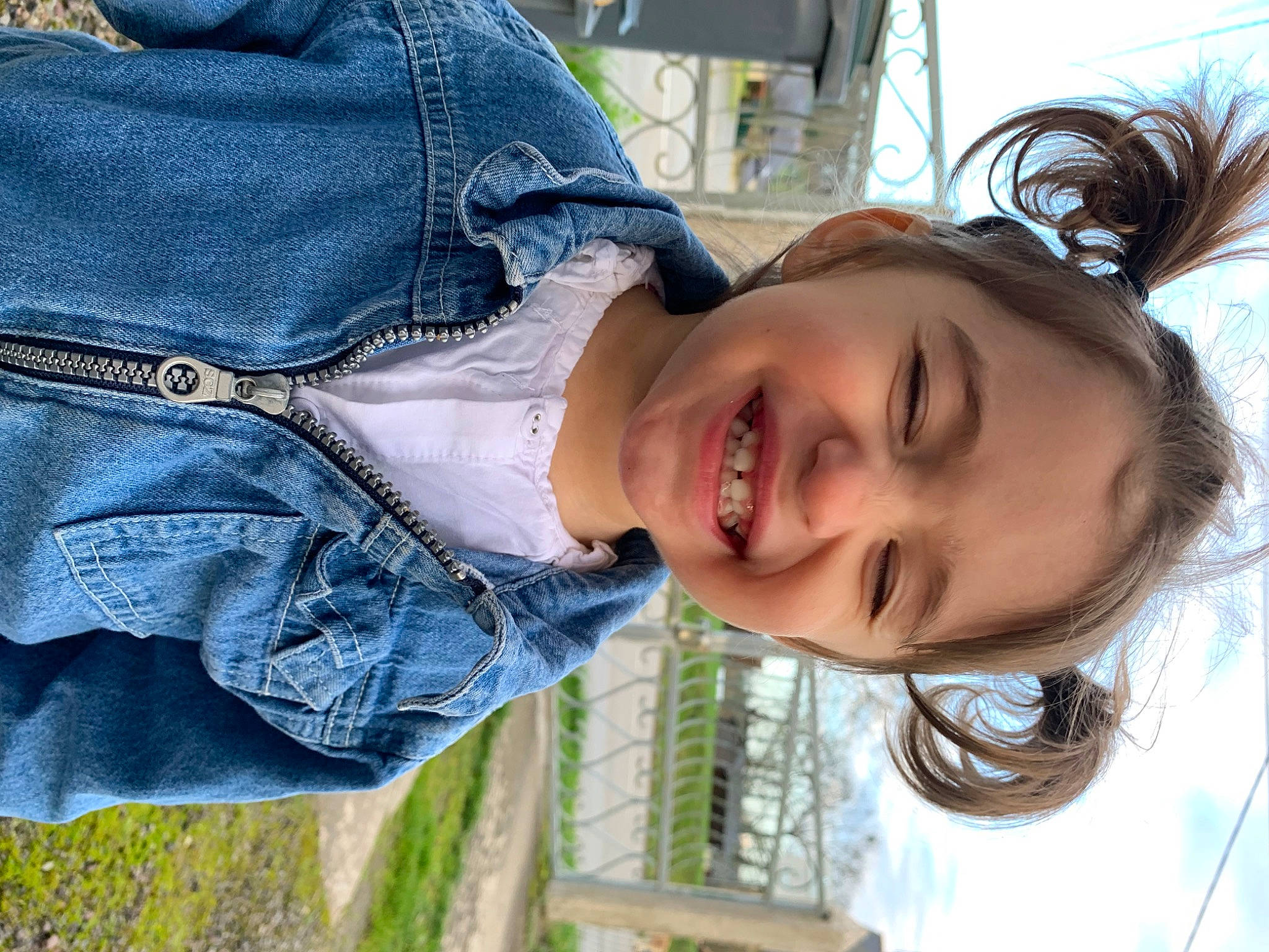 Lina participe au concours pour gagner de l'argent avec cette photo : beauty, black_hair, button, close_up, denim, fun, grass, happy, human_leg, jeans, joy, leisure, lip, person, skin, sky, sleeve, smile, street_fashion, tree