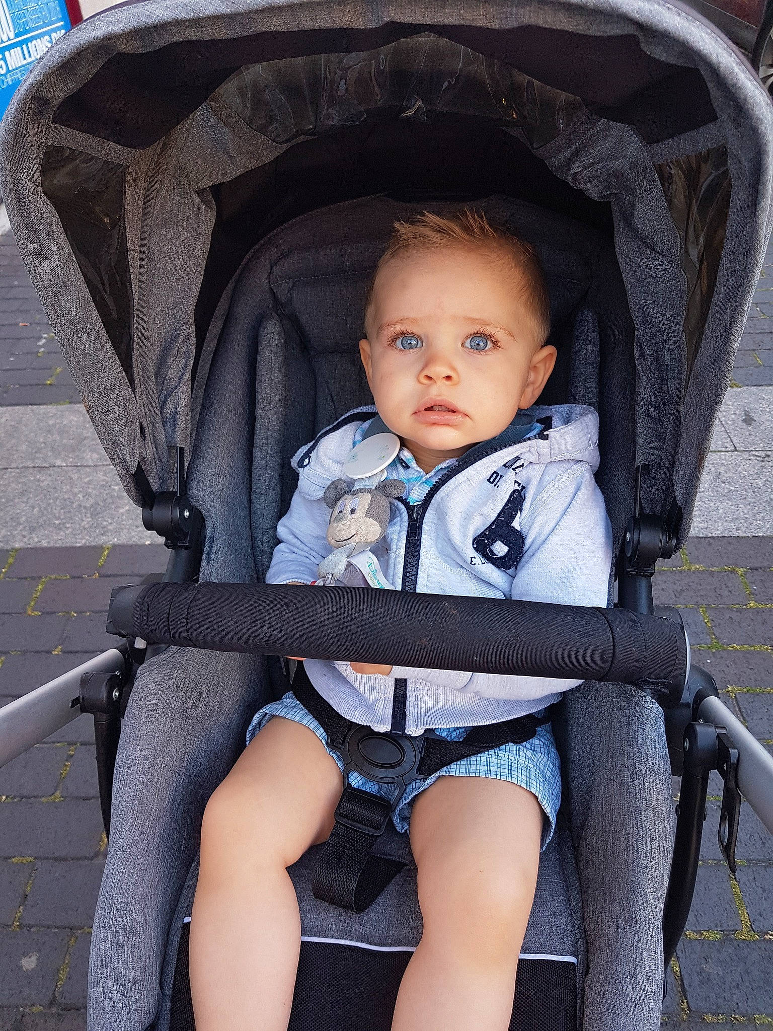 Timothé participe au concours pour gagner de l'argent avec cette photo : auto_part, baby_carriage, baby_in_car_seat, baby_products, child, leg, person, product, sitting, toddler, vacation