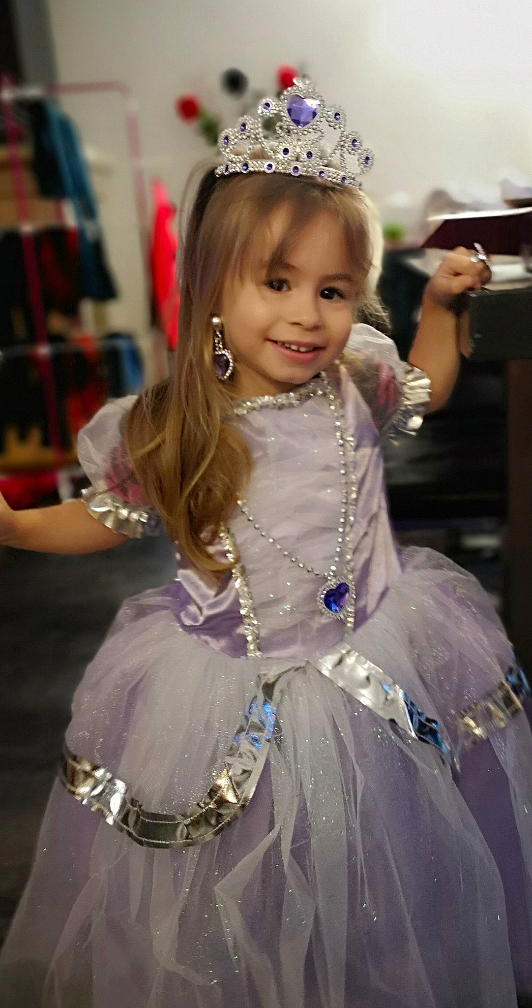 Axelle a rejoint le concours — aidez-le/la à gagner de superbes lots ! child, child_model, costume, dress, fashion_accessory, hair, hair_accessory, hairstyle, headgear, headpiece, joy, person, tiara, toddler