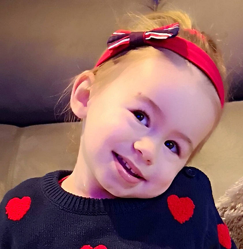 Axelle participe au concours pour gagner de l'argent avec cette photo : baby, beauty, cheek, child, chin, ear, eye, eyebrow, face, forehead, hair, hair_accessory, head, headband, joy, lip, nose, person, pink, red