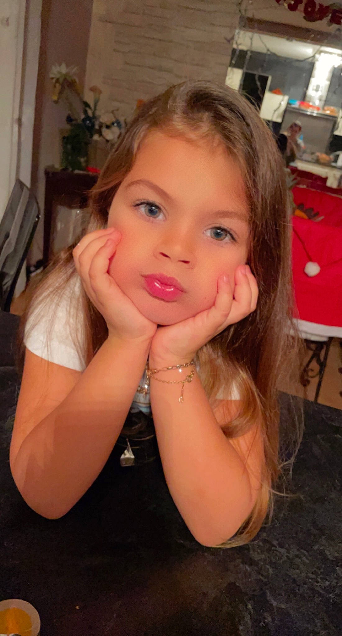 Kaylie participe au concours pour gagner de l'argent avec cette photo : beauty, body_jewelry, box, bracelet, brown_hair, eyebrow, eyelash, finger, hairstyle, houseplant, lip, makeover, mammal, mouth, nail, person, throat