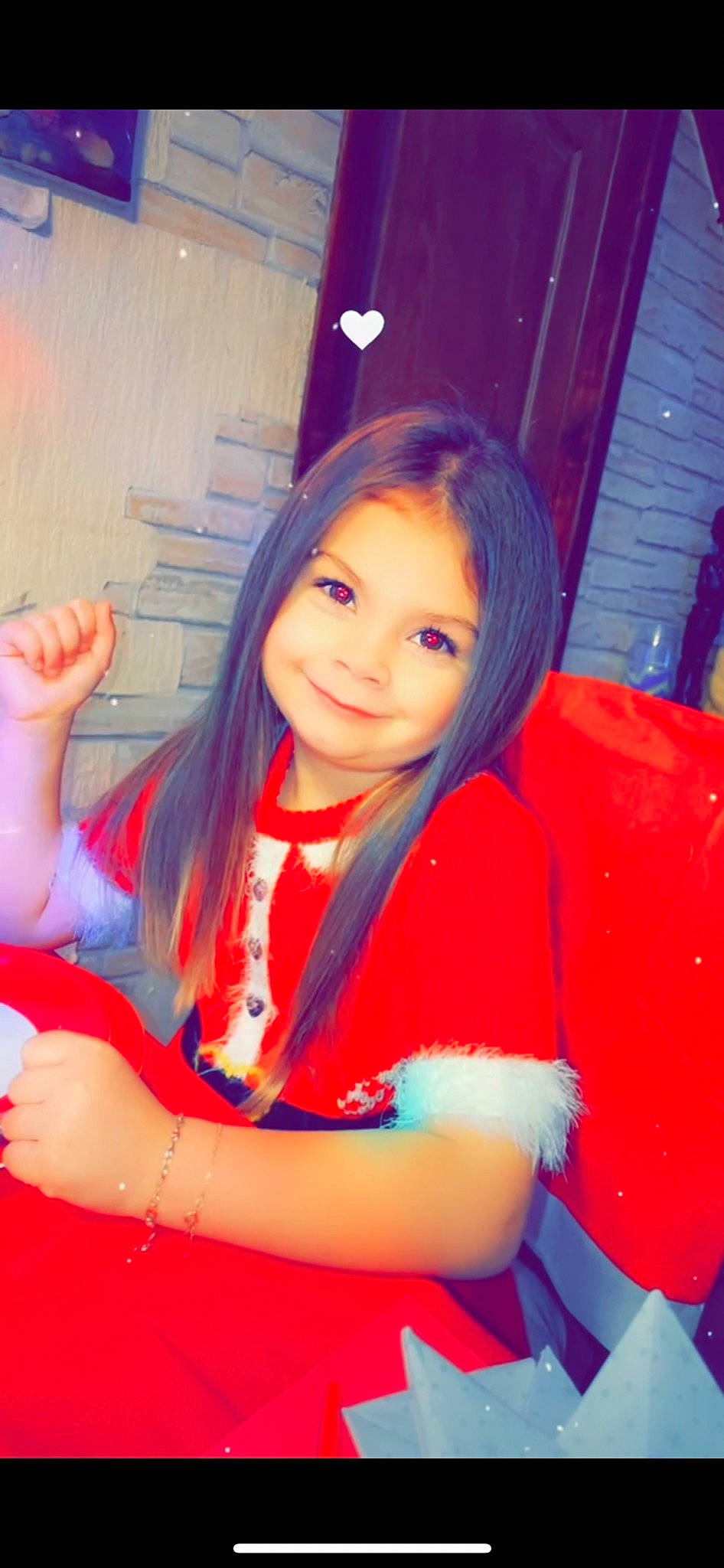 Kaylie a rejoint le concours — aidez-le/la à gagner de superbes lots ! bangs, bracelet, child_model, eye, finger, hair, hairstyle, hime_cut, joy, long_hair, mouth, nail, person, portrait_photography, thumb