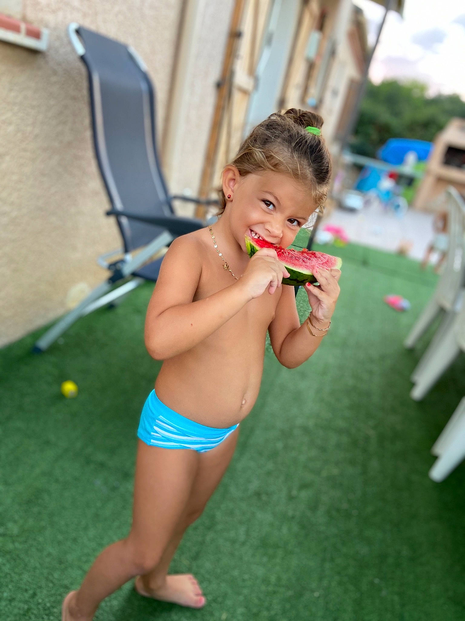 Kaylie participe au concours pour gagner de l'argent avec cette photo : abdomen, barefoot, briefs, chest, child, finger, foot, fun, joy, navel, person, stomach, summer, swimsuit_bottom, swimwear, thigh, thumb, toe, trunk, undergarment