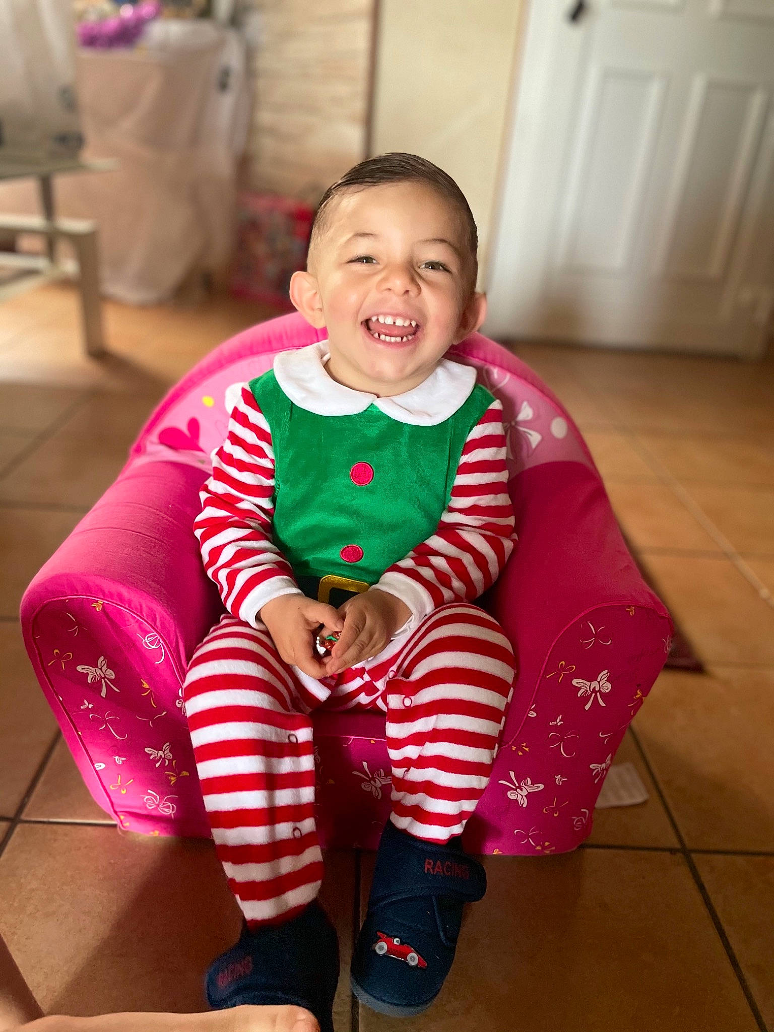 Seven a rejoint le concours — aidez-le/la à gagner de superbes lots ! baby, baby_toddler_clothing, cabinetry, child, comfort, door, floor, flooring, foot, joy, lap, laugh, long_sleeved_t_shirt, mouth, nightwear, pajamas, person, pink, sitting, sleeve