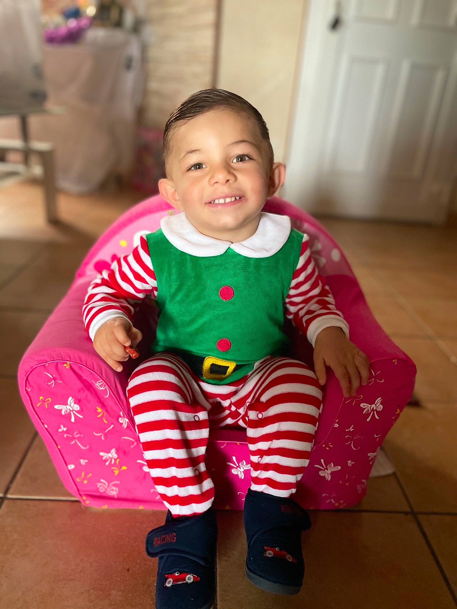 Seven a rejoint le concours — aidez-le/la à gagner de superbes lots ! baby, baby_toddler_clothing, boot, cabinetry, carmine, cheek, child, door, fictional_character, floor, flooring, human_body, joy, lap, laugh, nose, person, play, sitting, sleeve