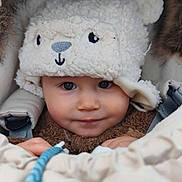 Jules participe au concours pour gagner de l'argent avec cette photo : baby, child, hat, winter_clothing, cute, smile, face, fur, warm, cozy, hands, infant, portrait, closeup, outdoor, bundle, expression, apparel, headwear, baby_carrier