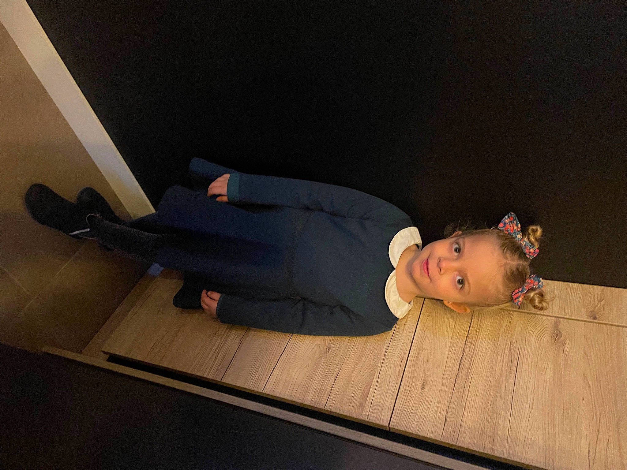 Sasha participe au concours pour gagner de l'argent avec cette photo : comfort, dress, elbow, flash_photography, floor, flooring, foot, fun, gesture, hand, hardwood, human_leg, knee, leg, person, room, sitting, sportswear, thigh, wood