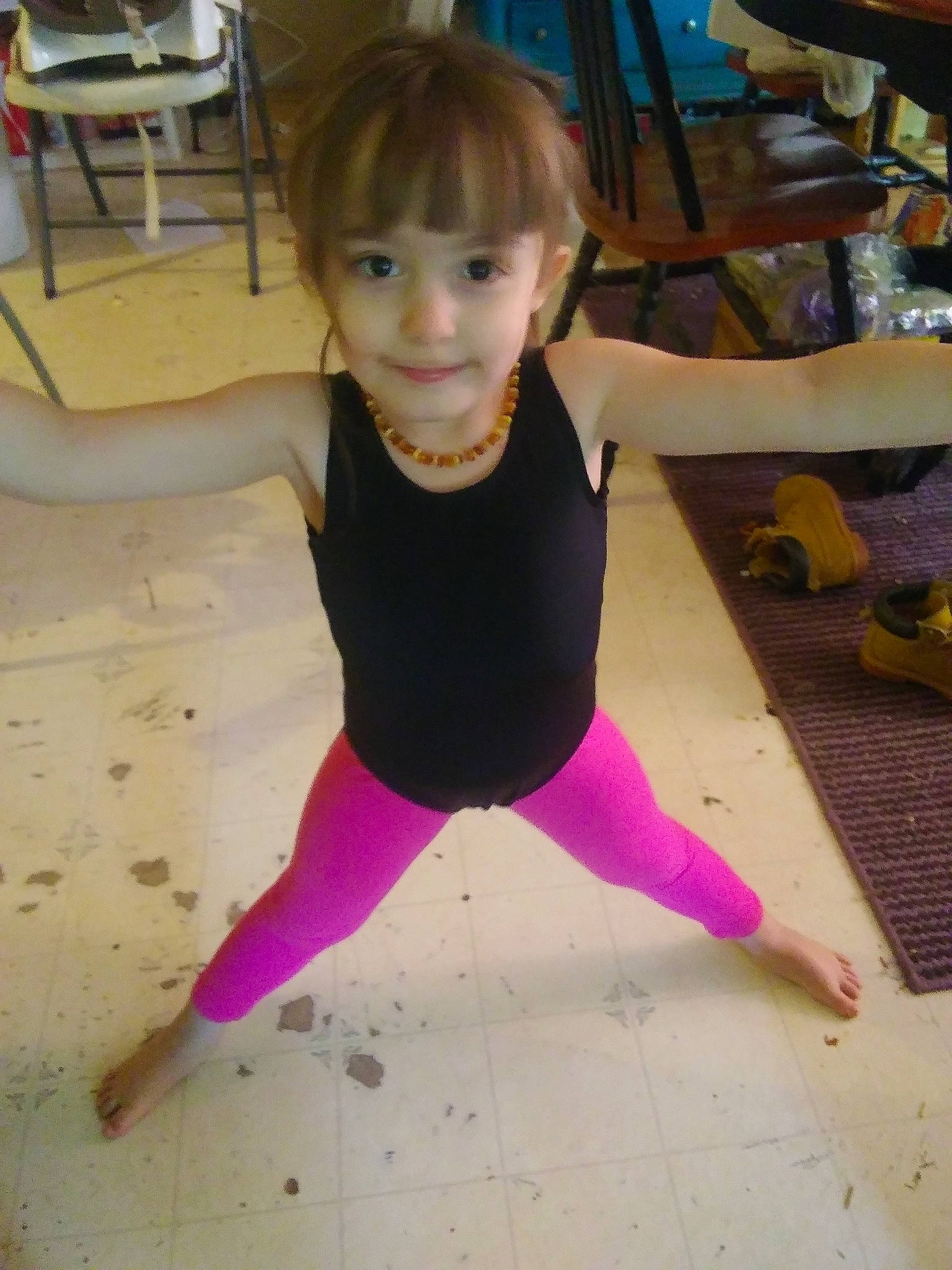 Siyuri is registered to the contest to win money with this photo: child, joy, person, sportswear, tights, toddler