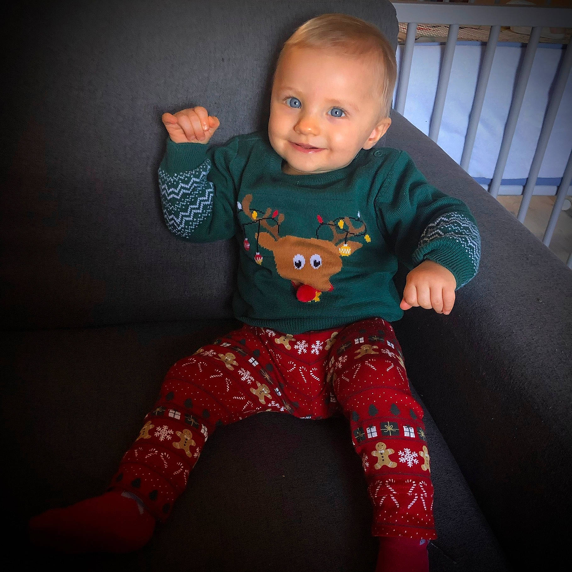 Tiana participe au concours pour gagner de l'argent avec cette photo : baby_toddler_clothing, comfort, eye, face, finger, flash_photography, hair, happy, head, human_body, iris, joy, knee, neck, person, shirt, shoulder, sleeve, smile, t_shirt