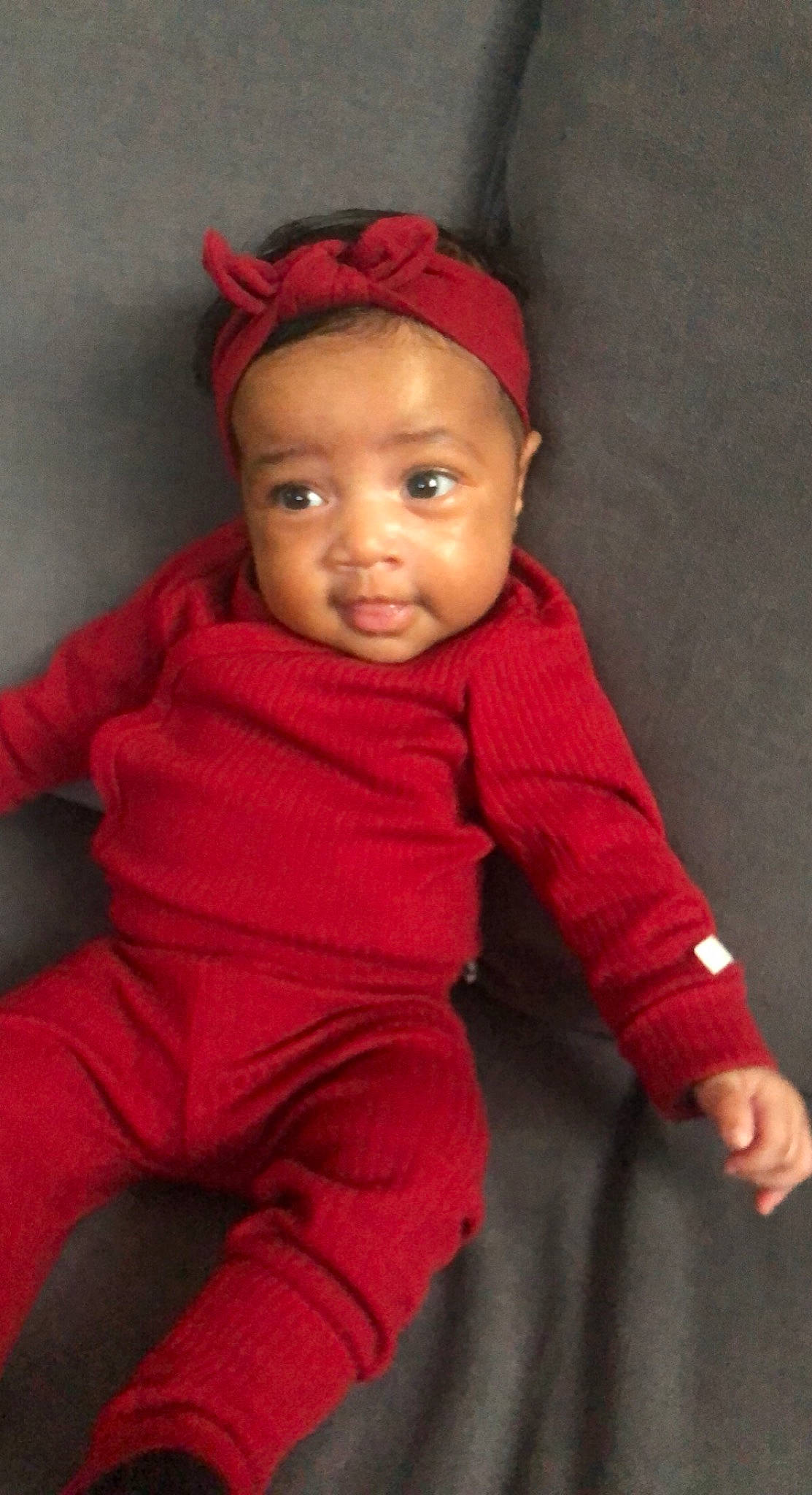 Evana a rejoint le concours — aidez-le/la à gagner de superbes lots ! baby, baby_toddler_clothing, cap, cheek, comfort, eye, face, head, headgear, linens, lip, magenta, nose, outerwear, person, pink, skin, sleeve, smile, toddler