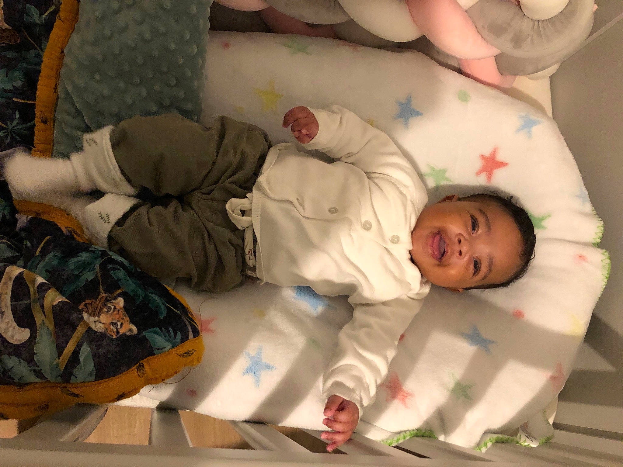 Evana participe au concours pour gagner de l'argent avec cette photo : arm, baby, baby_products, baby_safety, baby_toddler_clothing, bed, bedding, bedtime, child, comfort, human_body, human_leg, leg, linens, mammal, outdoor_shoe, person, room, textile, toddler