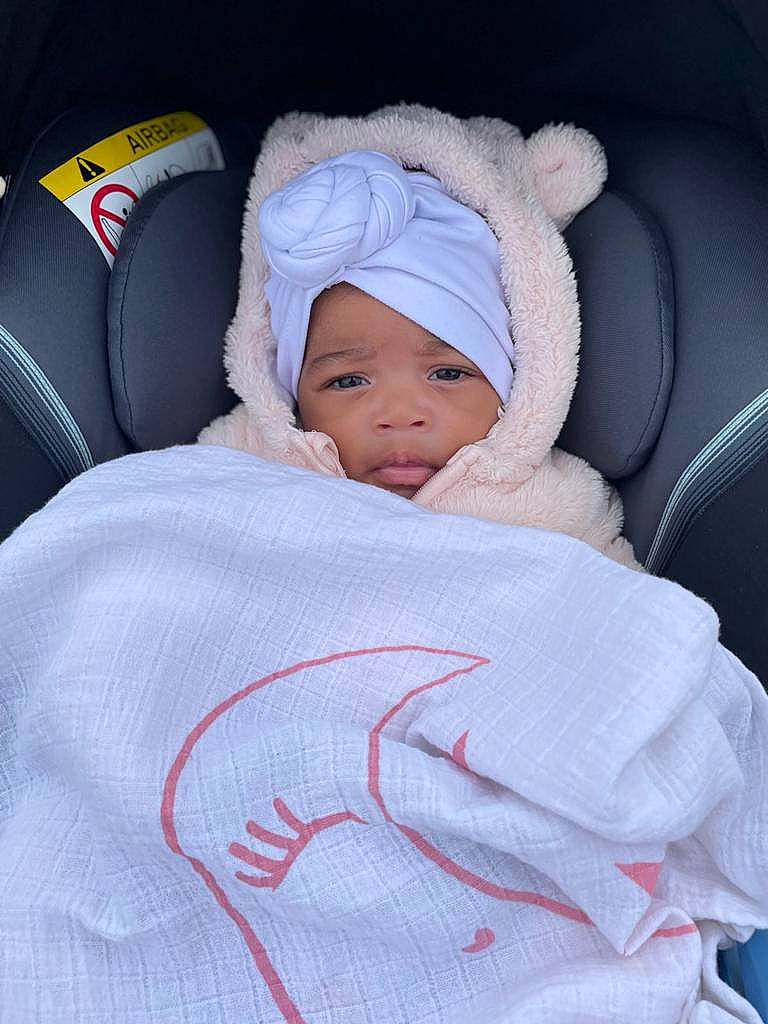 Evana participe au concours pour gagner de l'argent avec cette photo : baby, baby_products, baby_safety, baby_sleeping, baby_toddler_clothing, beanie, bedding, bedtime, blanket, car_seat, carmine, cheek, child, comfort, headwear, linens, nap, person, room, sleep