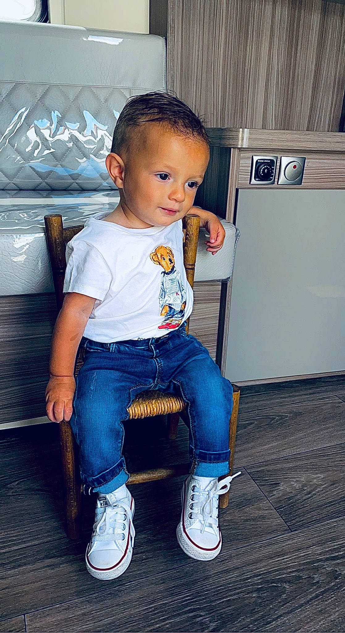 Zlatan a rejoint le concours — aidez-le/la à gagner de superbes lots ! baby_toddler_clothing, cool, denim, electric_blue, eye, flash_photography, floor, flooring, gas, jeans, joint, knee, leg, person, product, shoe, shoulder, sneakers, standing, t_shirt