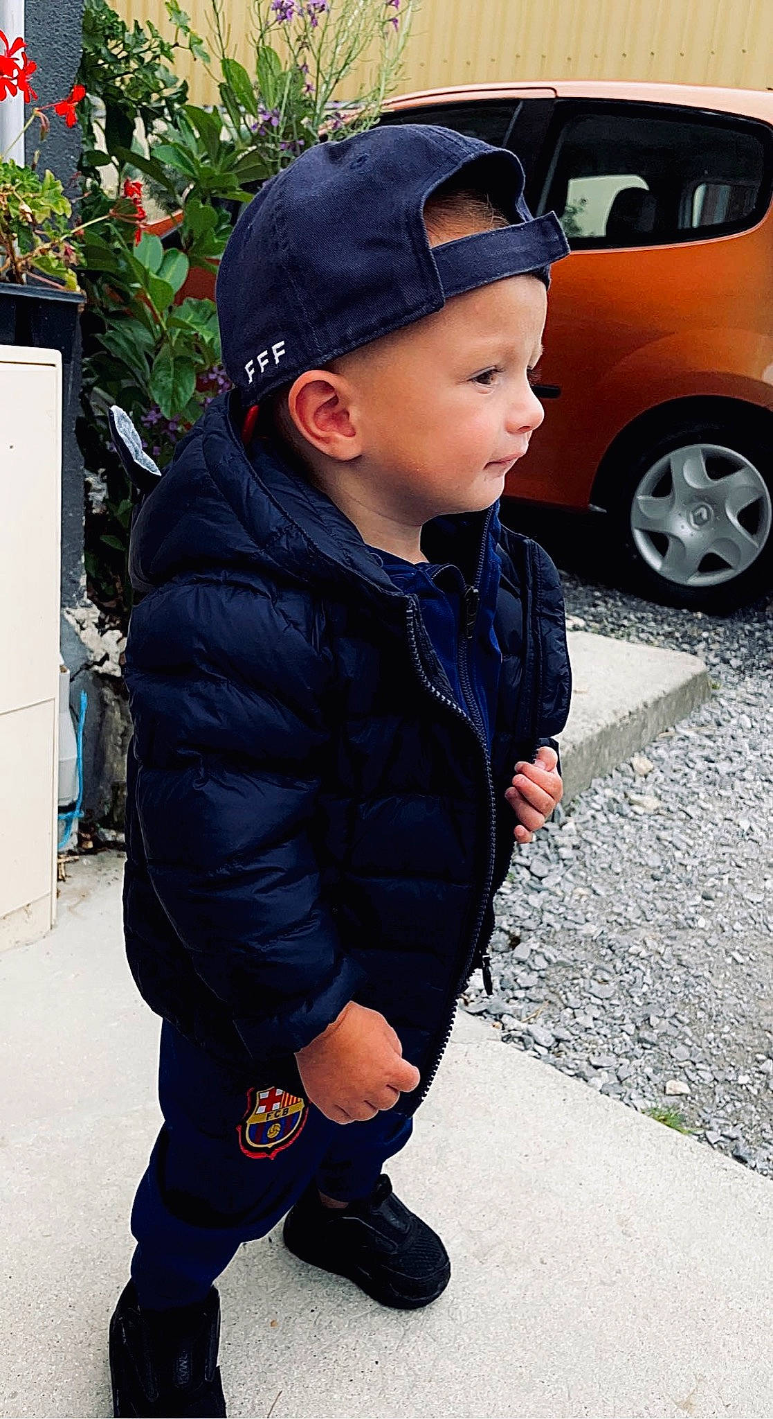 Zlatan participe au concours pour gagner de l'argent avec cette photo : automotive_design, automotive_exterior, automotive_lighting, cap, car, cool, electric_blue, headwear, jacket, motor_vehicle, person, photograph, plant, sleeve, snapshot, standing, tire, toddler, tree, vehicle