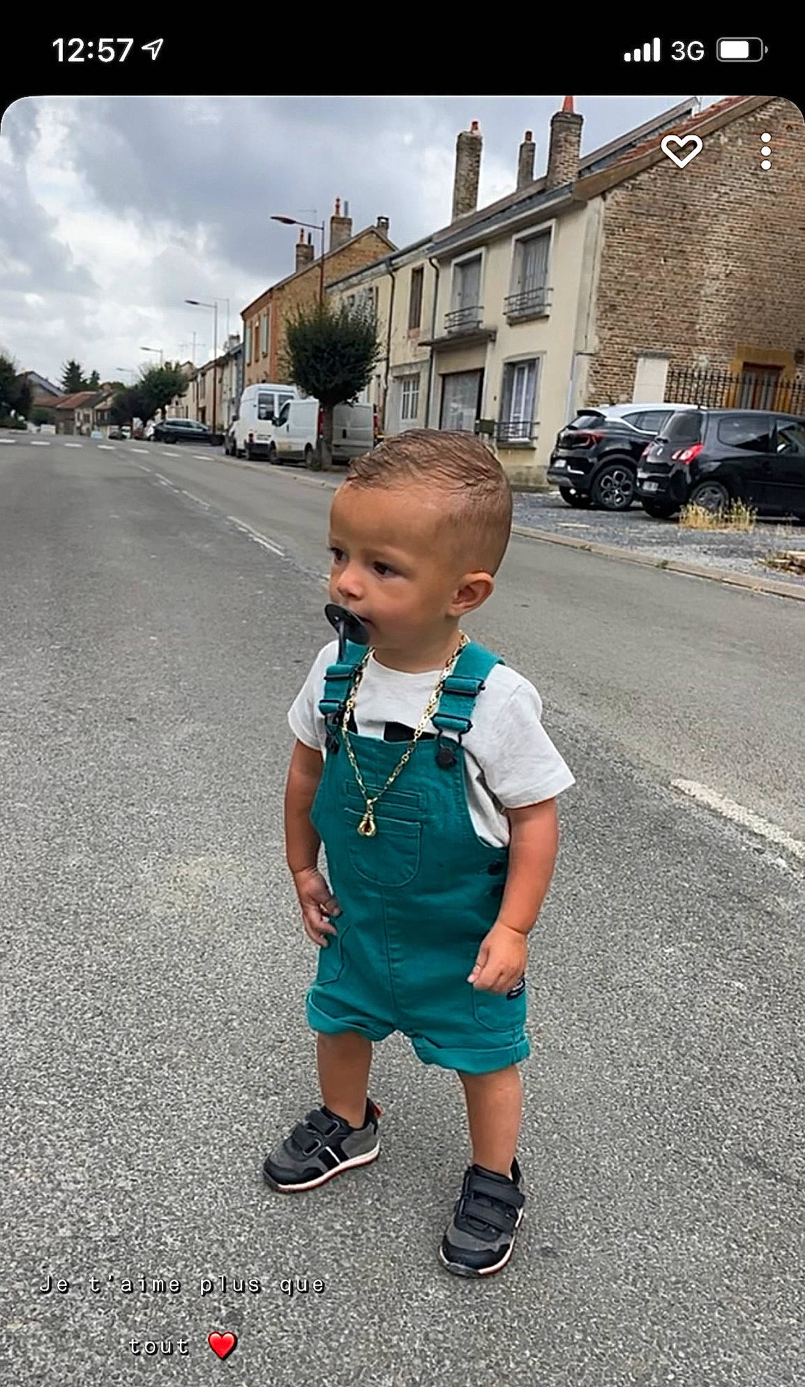 Zlatan participe au concours pour gagner de l'argent avec cette photo : asphalt, building, car, child, electric_blue, family_car, house, infrastructure, leisure, pedestrian, person, road, road_surface, sandal, sidewalk, sky, street, toddler, travel, wheel