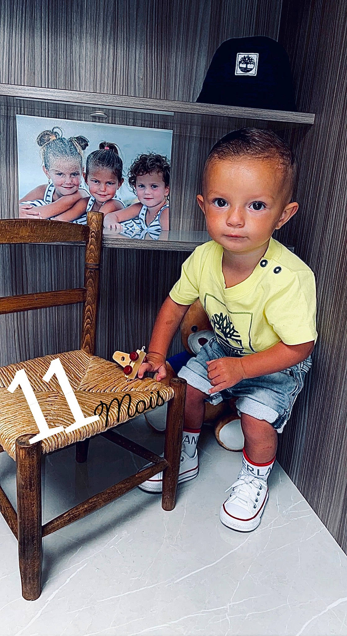 Zlatan participe au concours pour gagner de l'argent avec cette photo : child, comfort, flooring, footwear, fun, hairstyle, hardwood, joy, leisure, mammal, outdoor_furniture, person, play, product, room, shorts, sitting, t_shirt, toddler, walking_shoe