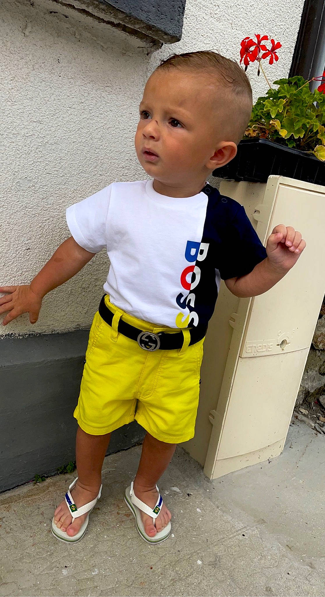 Zlatan participe au concours pour gagner de l'argent avec cette photo : active_shorts, baby, baby_toddler_clothing, bermuda_shorts, child, fun, happy, human_leg, person, plant, shoe, shorts, sleeve, snapshot, sneakers, standing, sweatpant, t_shirt, toddler, vacation