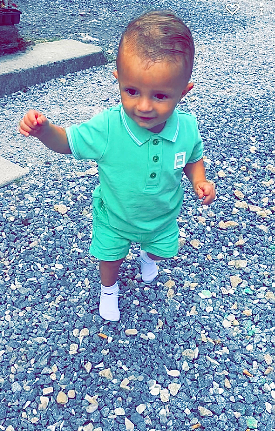 Zlatan participe au concours pour gagner de l'argent avec cette photo : adaptation, asphalt, azure, baby_toddler_clothing, blue, cloud, cool, grass, hand, happy, leaf, morning, people, people_in_nature, person, road_surface, smile, standing, sunlight, toddler