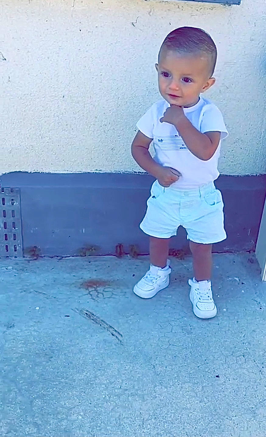 Zlatan participe au concours pour gagner de l'argent avec cette photo : asphalt, baby, baby_toddler_clothing, blue, child, concrete, cool, electric_blue, eye, flooring, fun, happy, human_leg, knee, person, shorts, sitting, t_shirt, tints_and_shades, toddler