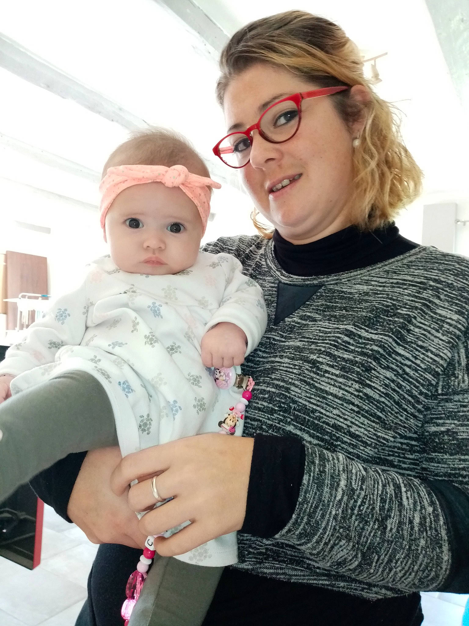 Camille participe au concours pour gagner de l'argent avec cette photo : arm, baby, baby_products, baby_toddler_clothing, eye, family, glasses, hand, headwear, joy, long_sleeved_t_shirt, love, mouth, nail, person, playing_with_kids, sleeve, sock, sweater, wool