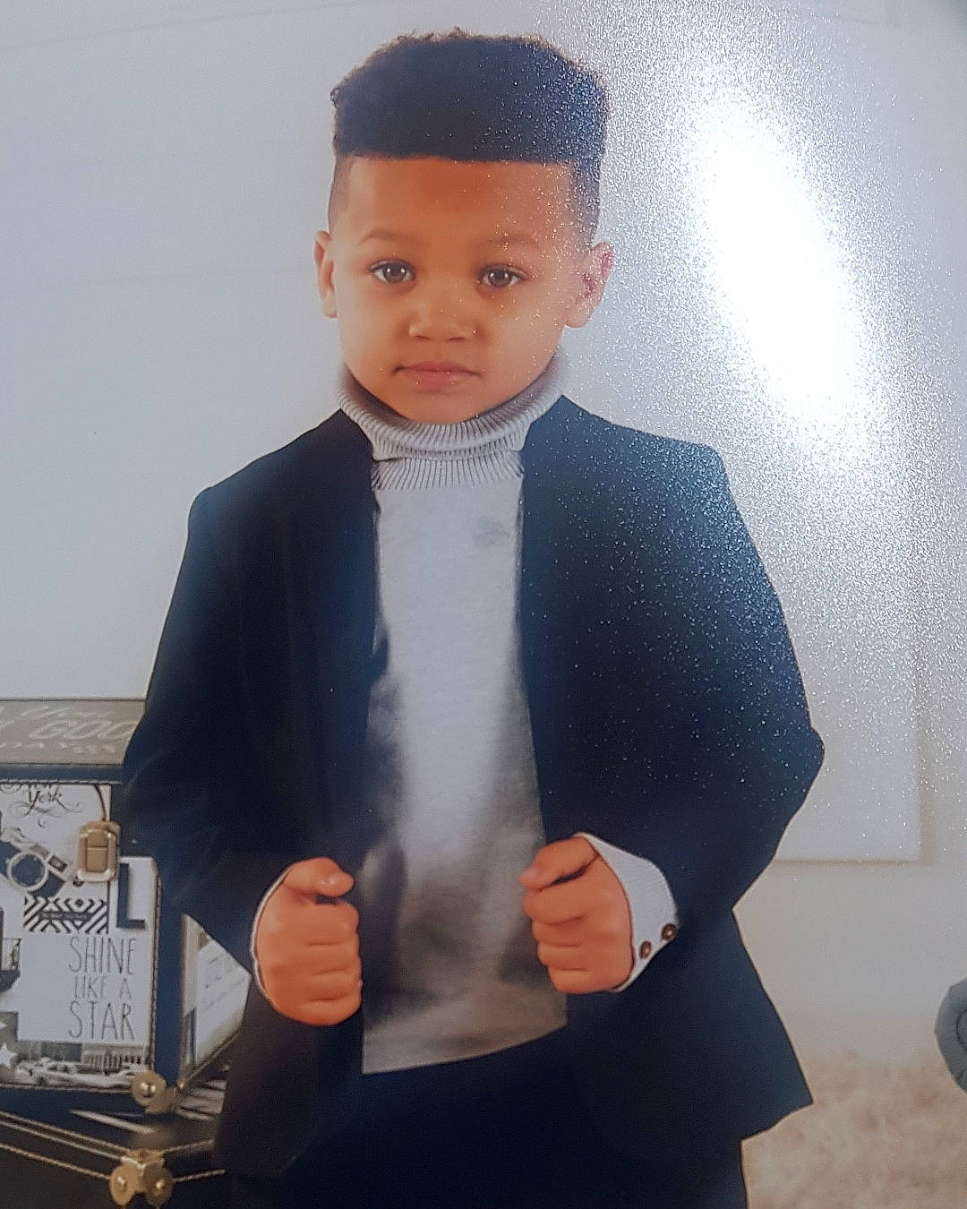 Mekki a rejoint le concours — aidez-le/la à gagner de superbes lots ! arm, art, blazer, bow_tie, button, cap, collar, costume_hat, dress_shirt, fashion_design, formal_wear, gesture, hat, outerwear, person, shoulder, sleeve, standing, street_fashion, tie