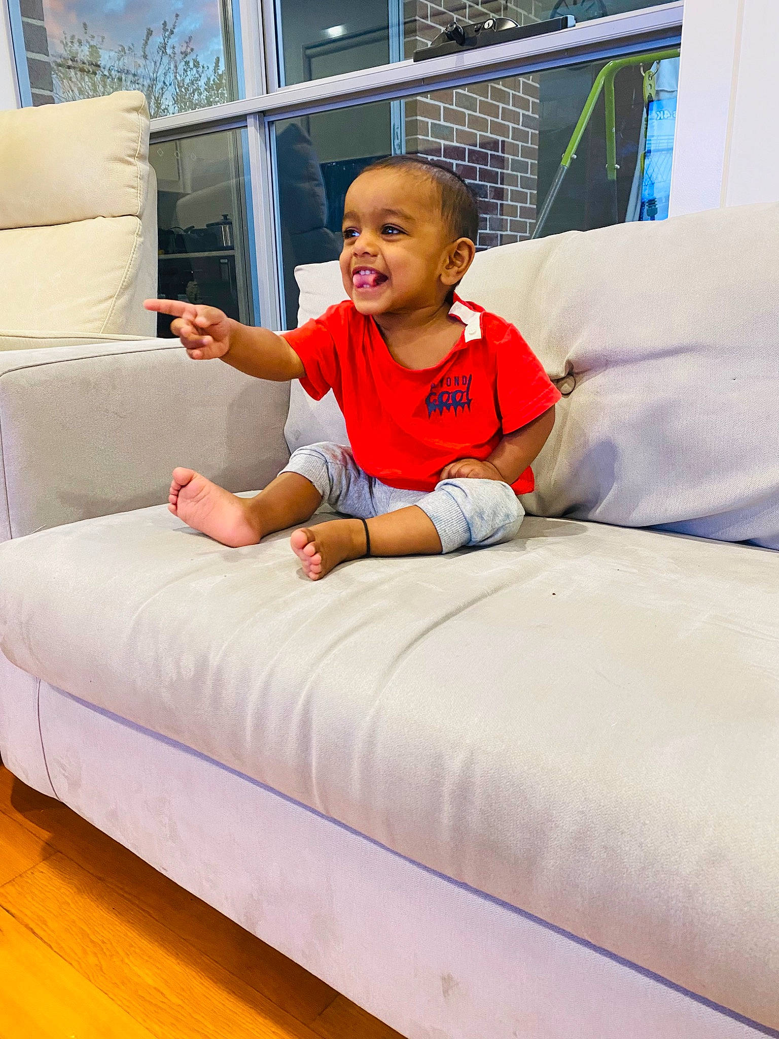 Omm is registered to the contest to win money with this photo: automotive_design, comfort, couch, event, eye, flooring, fun, furniture, hair, happy, hardwood, interior_design, leisure, living_room, person, recreation, room, sitting, smile, t_shirt