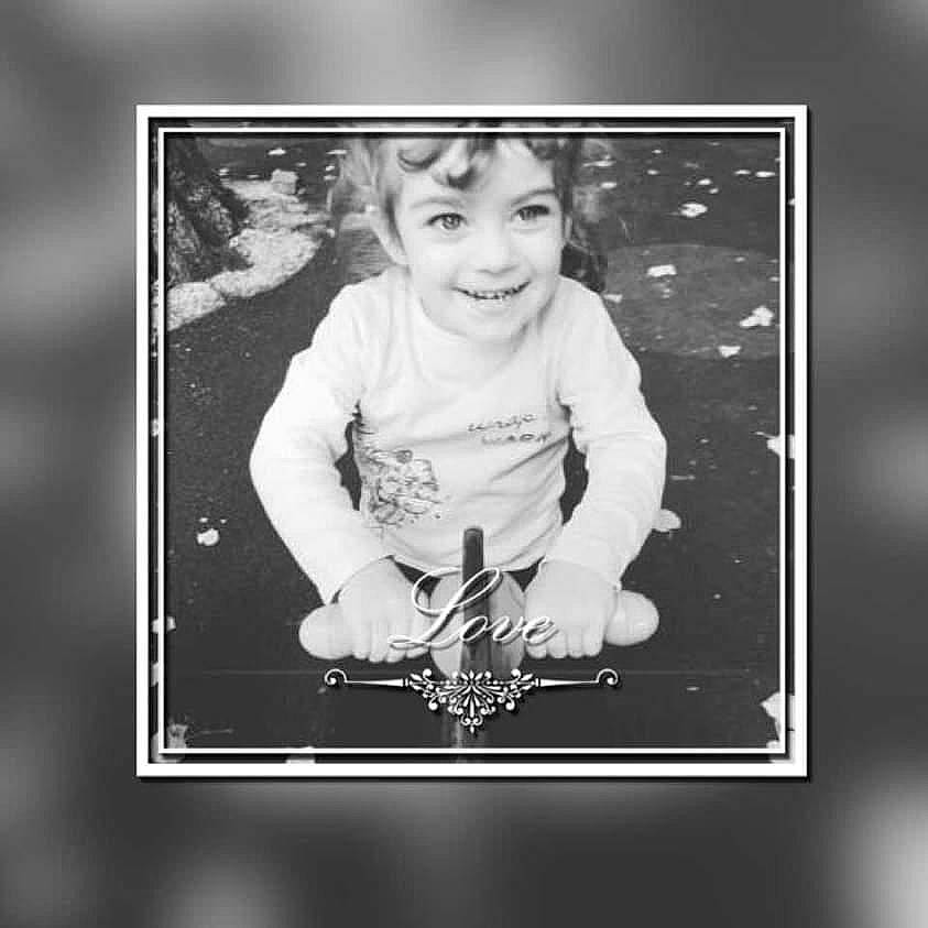 Naomie a rejoint le concours — aidez-le/la à gagner de superbes lots ! baby_toddler_clothing, child, collectable, facial_expression, flash_photography, font, happy, jewellery, joy, monochrome, monochrome_photography, person, picture_frame, portrait_photography, poster, rectangle, sleeve, smile, stock_photography, t_shirt