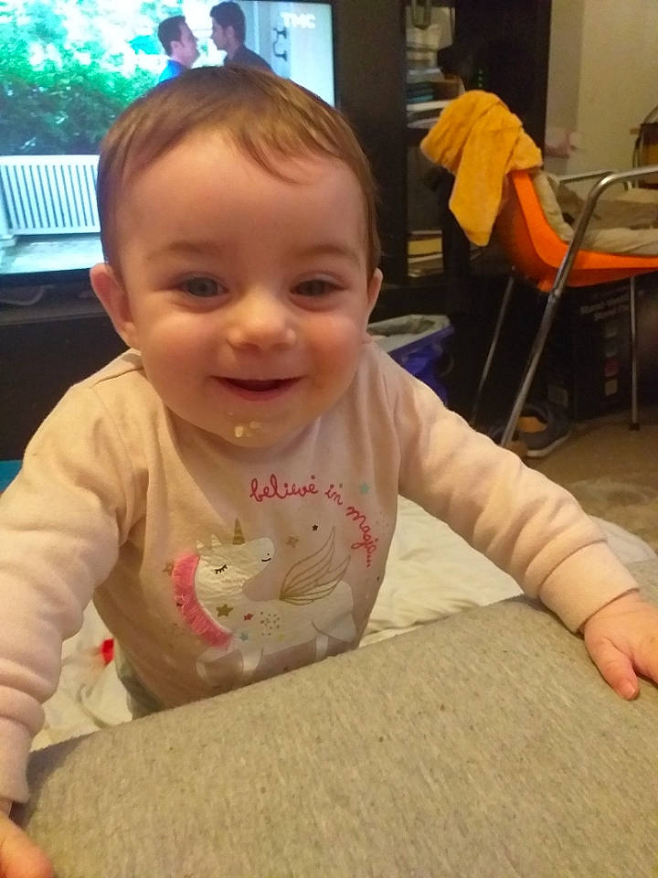 Naomie a rejoint le concours — aidez-le/la à gagner de superbes lots ! baby, cheek, child, crawling, face, joy, person, play, skin, smile, toddler, tummy_time