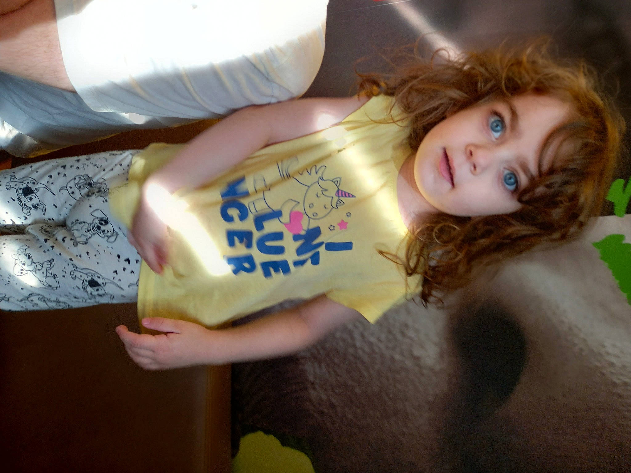 Naomie a rejoint le concours — aidez-le/la à gagner de superbes lots ! brown_hair, drink, elbow, eyelash, food, fun, gesture, hair_coloring, happy, person, sleeve, thumb, wrist