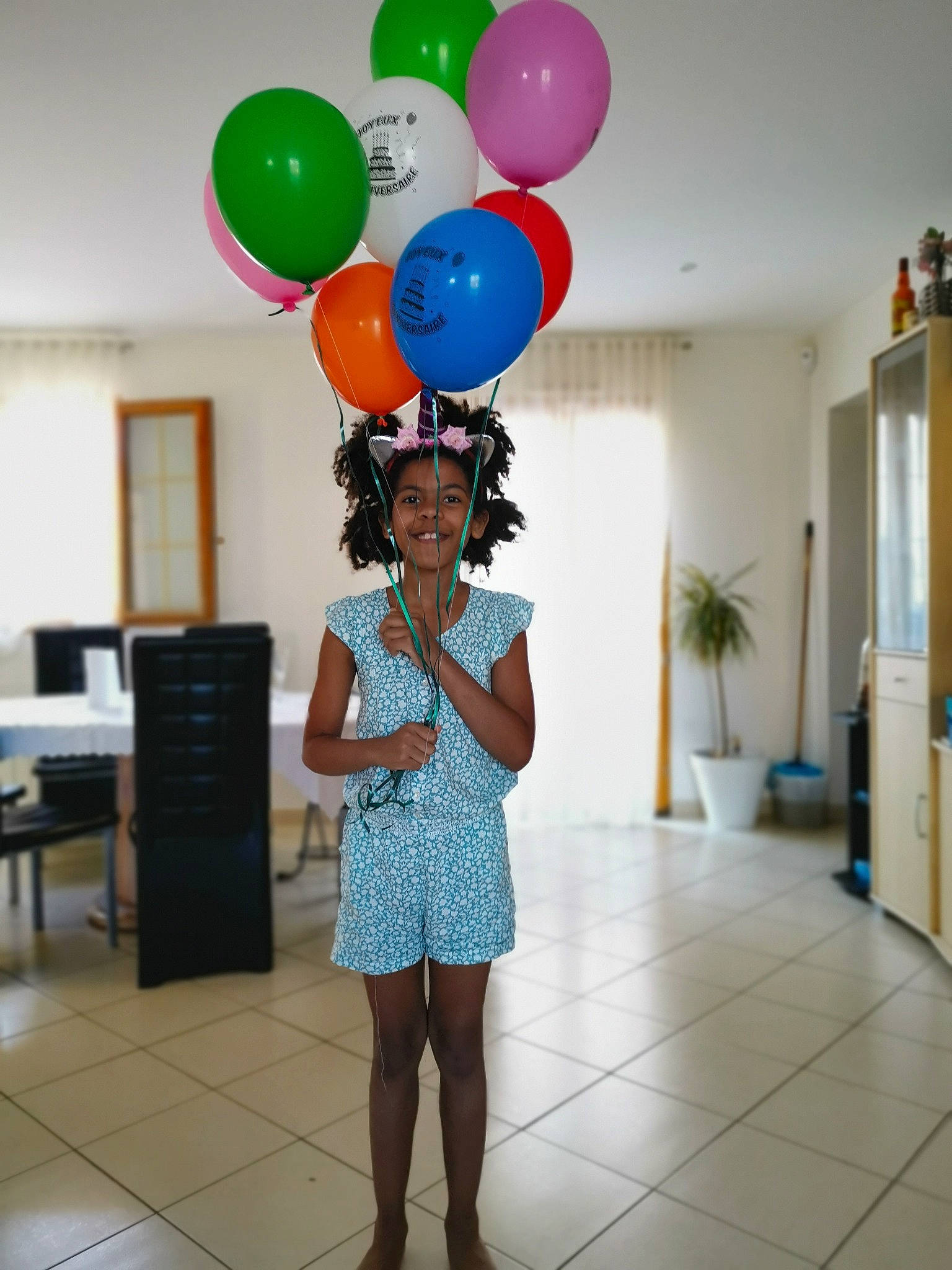 Shanice a rejoint le concours — aidez-le/la à gagner de superbes lots ! azure, balloon, chair, door, dress, electric_blue, event, fashion_design, flooring, formal_wear, fun, houseplant, human_body, human_leg, joy, magenta, party_supply, pattern, person, room