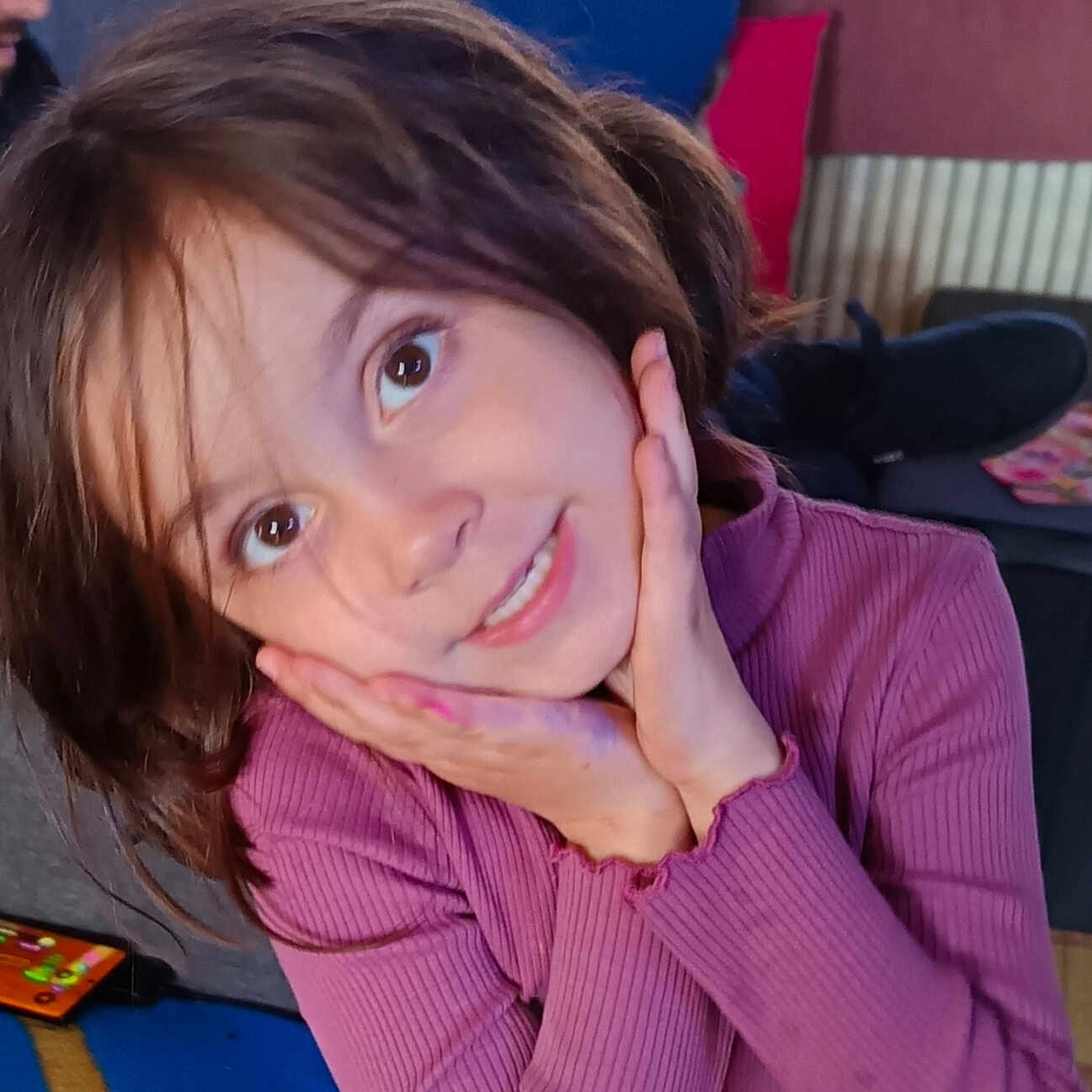 Aillia a rejoint le concours — aidez-le/la à gagner de superbes lots ! bodypart, child, clothing, couch, dimples, face, female, finger, furniture, girl, hand, happy, head, knitwear, person, photography, portrait, shoulder, smile, surprised