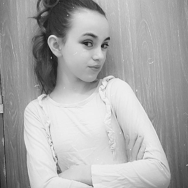 Lilou participe au concours pour gagner de l'argent avec cette photo : black_and_white, dress, eyebrow, eyelash, face, flash_photography, forehead, gesture, hair, hairstyle, head, jaw, lip, neck, organ, person, shoulder, smile, standing, style