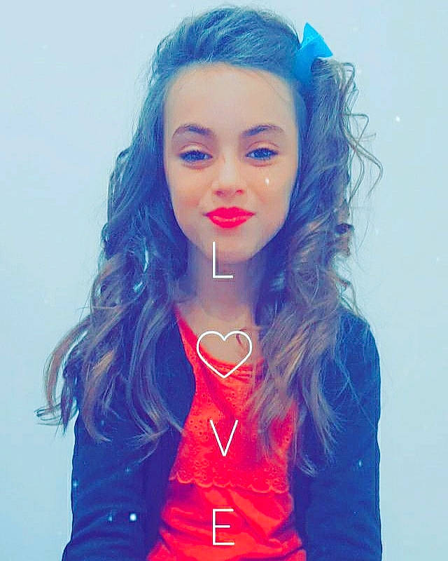 Lilou a rejoint le concours — aidez-le/la à gagner de superbes lots ! blue, dress, eye, eyebrow, eyelash, face, fashion_design, fashion_model, gesture, glove, happy, head, headgear, joy, lip, lipstick, person, sleeve, smile, street_fashion