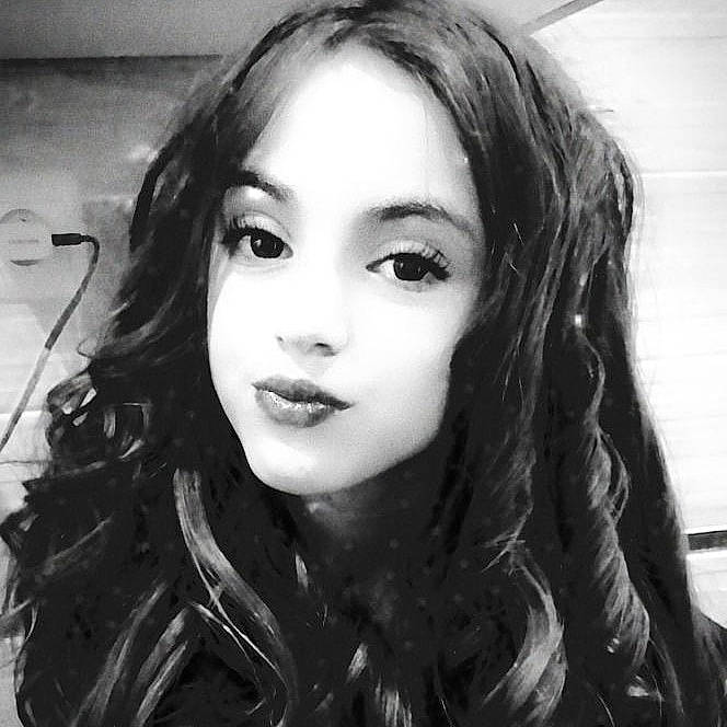 Lilou a rejoint le concours — aidez-le/la à gagner de superbes lots ! black_and_white, black_hair, cheek, chin, cool, eye_liner, eyebrow, eyelash, flash_photography, hair, happy, iris, jaw, layered_hair, lip, lipstick, mouth, nose, person, smile