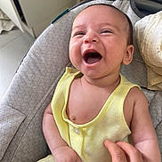 Kalel participe au concours pour gagner de l'argent avec cette photo : baby, smiling, laughing, yellow_outfit, infant, hand, tickling, baby_seat, patterned_fabric, indoor, cute, happy, child, person, skin, small_hand, buttoned_outfit, head, face, cheerful