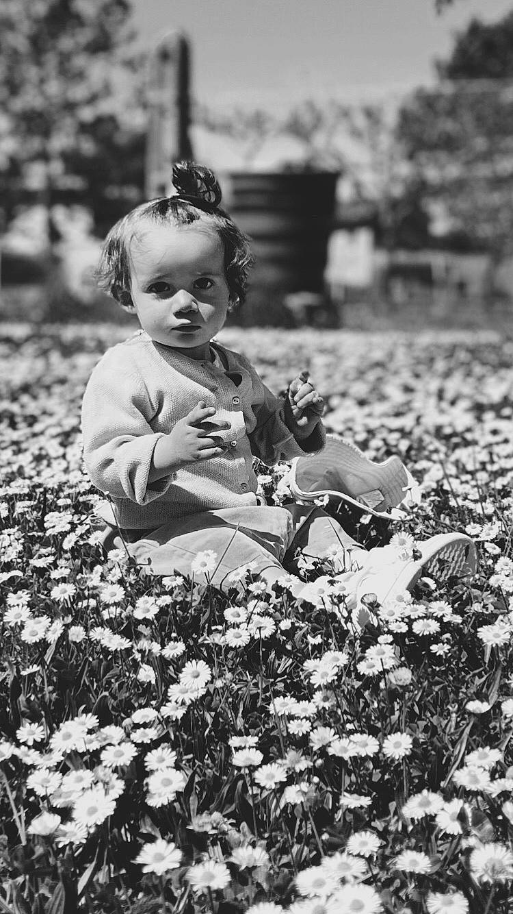 Ambre participe au concours pour gagner de l'argent avec cette photo : adaptation, baby, black, black_and_white, child, flash_photography, flower, grass, groundcover, happy, leaf, monochrome, monochrome_photography, people_in_nature, person, petal, plant, standing, style, toddler
