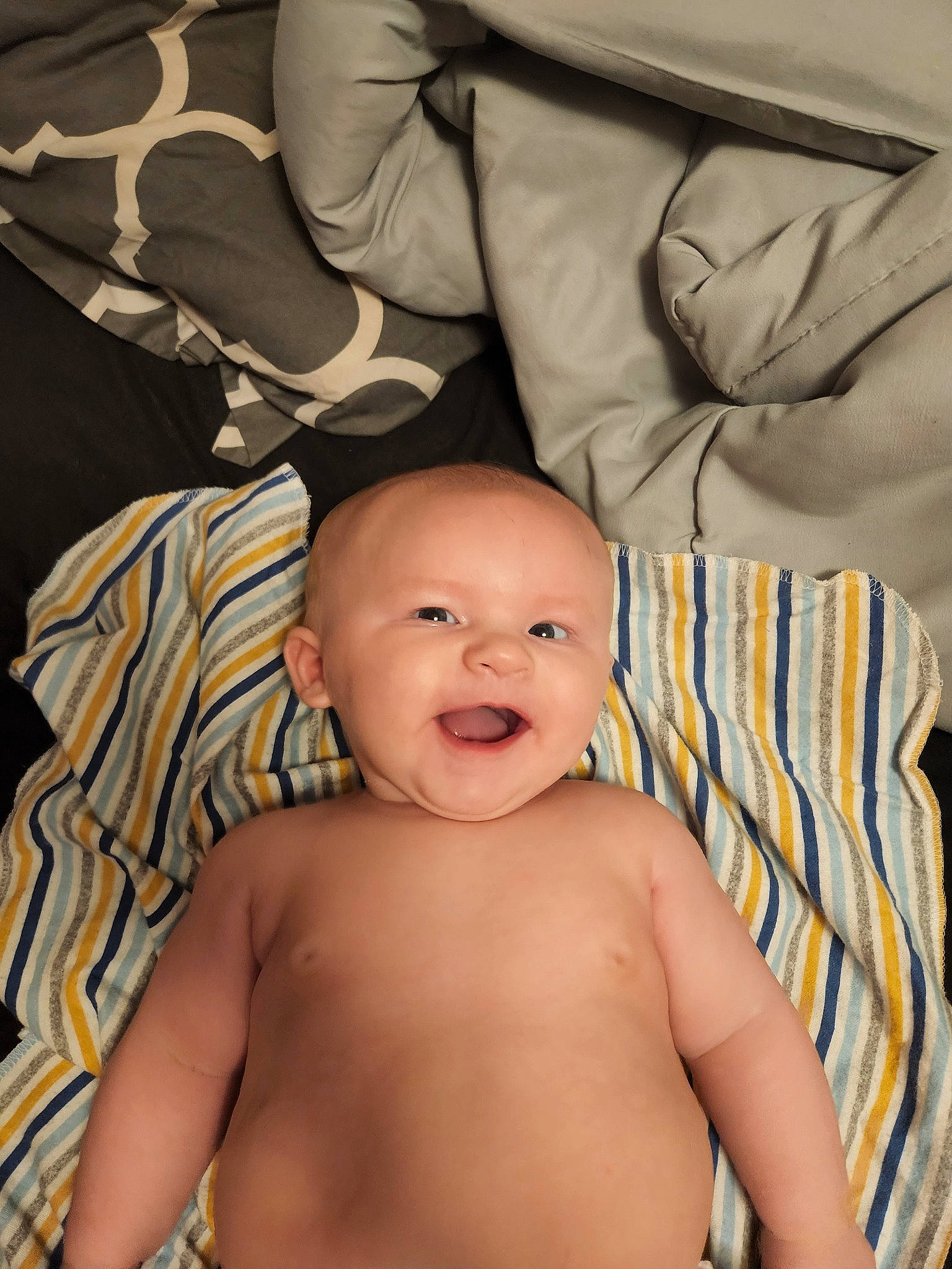 Cyrus is registered to the contest to win money with this photo: arm, baby, cheek, chest, chin, comfort, eye, eyebrow, face, happy, head, human_body, iris, lip, mouth, nose, person, skin, smile, stomach