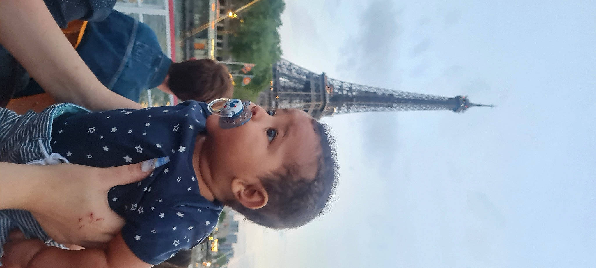 Liyam participe au concours pour gagner de l'argent avec cette photo : child, cloud, elbow, eyewear, fun, gesture, happy, leisure, person, plant, sky, t_shirt, toddler, tree, water