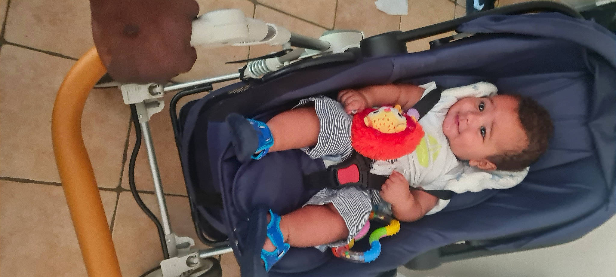 Liyam a rejoint le concours — aidez-le/la à gagner de superbes lots ! arm, baby, baby_products, baby_toddler_clothing, child, comfort, event, fun, health_care, joint, joy, knee, lap, leg, people, person, room, sitting, smile, sock