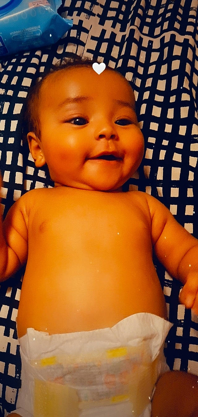 Liyam a rejoint le concours — aidez-le/la à gagner de superbes lots ! arm, baby, cheek, eyebrow, eyelash, facial_expression, finger, gesture, hand, happy, human_body, iris, lip, mouth, muscle, nose, person, skin, smile, stomach