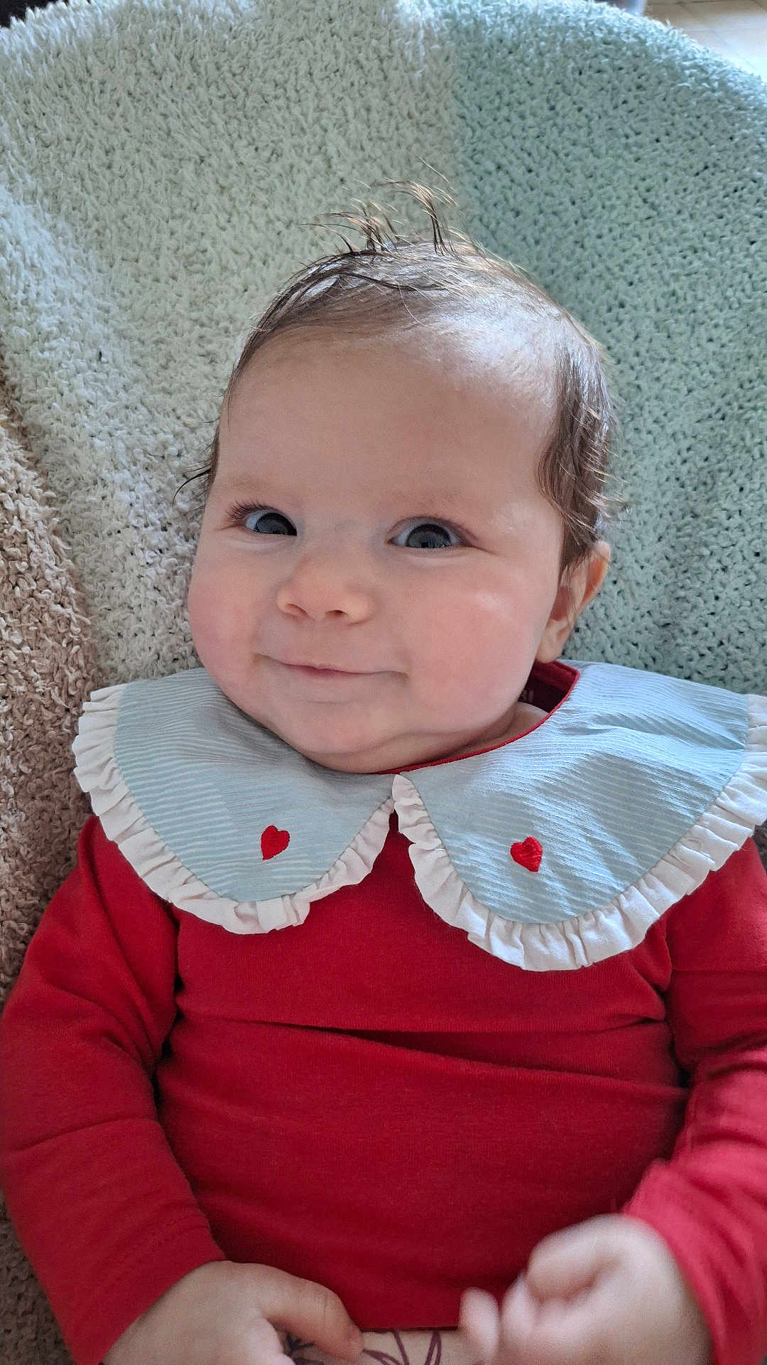 Thalie participe au concours pour gagner de l'argent avec cette photo : baby, infant, smile, red_clothing, blue_collar, heart_pattern, knitted_blanket, cozy, cute, portrait, child, indoors, happy, face, person, head, sitting, young_child, toddler, warm