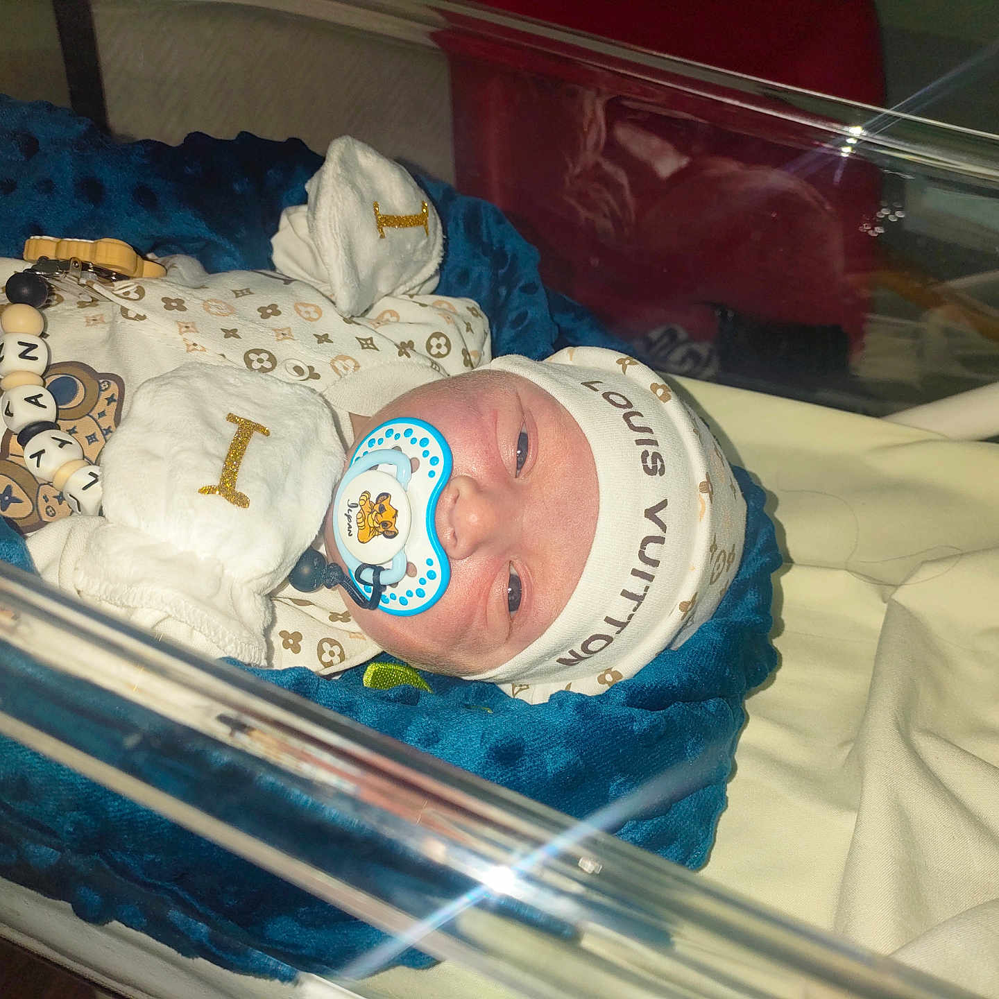 Ilyan participe au concours pour gagner de l'argent avec cette photo : architecture, baby, bed, blanket, bonnet, building, cap, clothing, cradle, crib, face, furniture, glove, hat, head, hospital, infantbed, newborn, person, photography